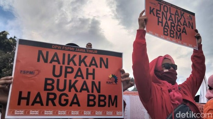 Massa buruh tolak BBM tiba di Gedung Negara Grahadi