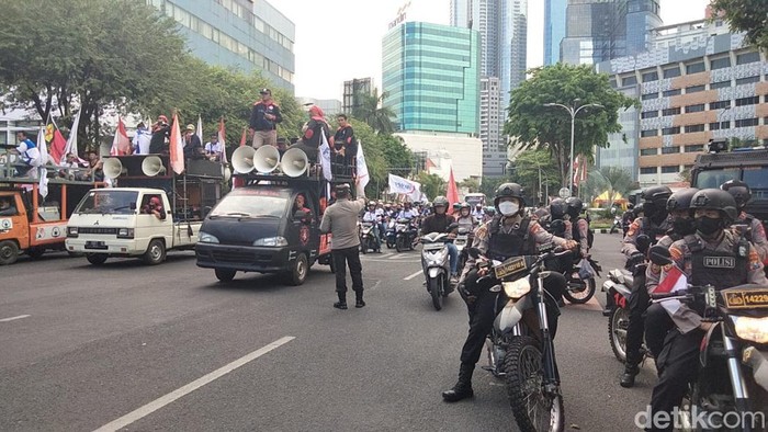 Massa buruh tolak BBM tiba di Gedung Negara Grahadi