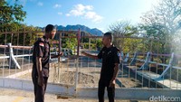 PLBN Wini beroperasi dari pukul 08.00 WITA sampai pukul 16.00 WITA. PLBN Wini dijaga petugas serta aparat TNI dan Polri.