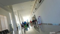 Gedung PLBN Wini memiliki fasilitas pengecekan dokumen kesehatan, dokumen imigrasi, serta metal detector dan mesin X-ray.