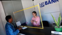 Selain itu, PLBN Wini dilengkapi money changer yang disediakan Bank BRI. Jadi, pelintas batas bisa menukarkan mata uang Dollar AS ke Rupiah ataupun sebaliknya.