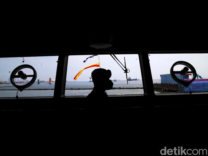 Sejumlah prajurit TNI AL mengoperasikan kapal KRI Dorang-874 di kawasan Dermaga Marina Batavia, Jakarta Utara, Rabu (31/8).
