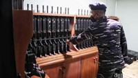 Prajurit TNI AL menunjukkan ruang persenjataan di dalam KRI Bawal-875. Ruangan ini berisi senjata api laras panjang.