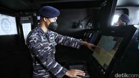 Ini adalah ruang navigasi kapal perang yang dibuat oleh PT Caputra Mitra Sejati (CMS).
