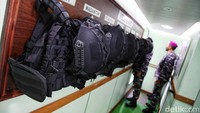 Ini adalah ruang perlengkapan perang yang berisi helm hingga rompi anti peluru.