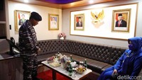 Di salah satu ruang terpajang foto Presiden Joko Widodo, Wakil Presiden Maruf Amin, Panglima TNI Jenderal Andika Perkasa, dan KSAL Laksamana Yudo Margono.