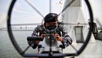 Prajurit TNI AL menunjukkan salah satu persenjataan yang dimiliki KRI Dorang-874 saat peresmian kapal tersebut di Jakarta Utara, Rabu (31/8/2022).