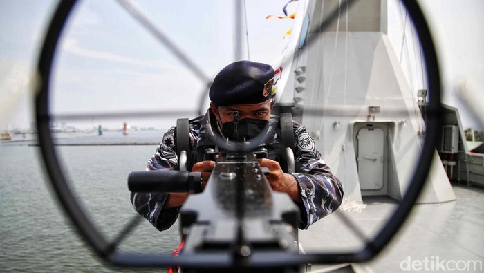 Melihat dari Dekat Jeroan Kapal Perang Terbaru Indonesia Sejumlah prajurit TNI AL mengoperasikan kapal KRI Dorang-874 di kawasan Dermaga Marina Batavia, Jakarta Utara, Rabu (31/8).