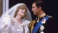 Putri Diana saat dinikahi Pangeran Charles, di Buckingham Palace, Inggris, 29 Juli 1981. Diana tewas secara tragis dalam kecelakaan mobil di terowongan Port dAlma, Paris bersama sang kekasih Dodi Al Fayed. (AP Photo)  