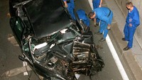 Petugas memeriksa mobil yang ditumpangi Diana. Dunia terkejut putri kesayangan mereka tutup usia. Publik menyalahkan paparazzi yang mengejar mobil Diana. Paparazzi bahkan disebut tidak punya empati karena masih mengambil foto-foto Diana yang memilukan, terkapar di dalam mobil yang ringsek dengan wajah penuh darah. (AP Photo/Jerome Delay)  