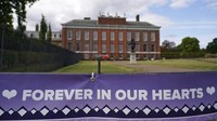 Spanduk mengenang kematian Diana terpasang di Istana Kensington London.  Puteri Diana berhasil merebut hati rakyat Inggris dengan sikapnya yang hangat. Bahkan hingga 25 tahun kematiannya, ungkapan duka cita dari para penggemarnya masih menghiasi gerbang kerajaan. (AP Photo/Alberto Pezzali)
