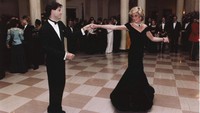 Puteri Diana atau Diana Spencer menari bersama aktor John Travolta di Washington, 9 November 1985. Ia merupakan seorang gadis polos yang naik kelas karena diperistri Pangeran Charles dianggap punya pengaruh signifikan terhadap dunia fesyen. (AP Photo/Ronald Reagan Library)