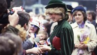 Diana dalam sebuah acara di pusat perbelanjaan Aylesbury, Bucks, Inggris, 2 Maret 1983.  Di mana pun Puteri Diana, selalu jadi pemberitaan. (AP Photo/Dave Caulkin)
