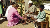 Diana bersama penderita lepra di Katmandu, Nepal, 4 Maret, 1993. Dia dikenal dalam berbagai pemberian bantuan kemanusiaan. Ibu dari Pangeran William dan Pangeran Harry ini terlibat dalam organisasi untuk membantu penderita AIDS, tunawisma, pemuda, pecandu narkoba, rumah sakit anak-anak, hingga pengidap kanker. (AP Photo/Binod Joshi)