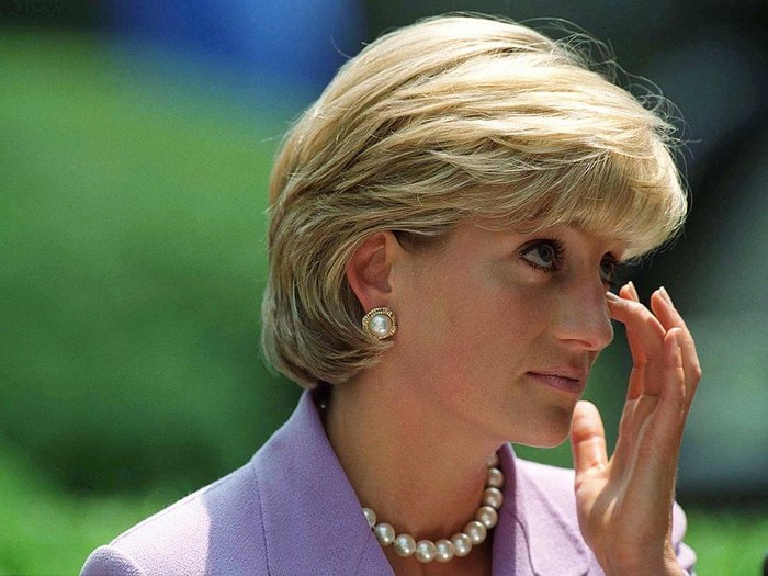 Diana, Princess of Wales meninggal pada usia 36 tahun dalam kecelakaan mobil pada 31 Agustus 1997 di Paris. Kematiannya menjadi gelombang kejut ke seluruh dunia.