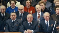Mikhail Gorbachev (tengah), menghadiri Gala Hari Perempuan Internasional di Teater Bolshoi, Moskow, Rusia, Kamis (7/3/1985). Disebutkan Gorbachev dikenal mengakhiri Perang Dingin tanpa pertumpahan darah tetapi gagal mencegah runtuhnya Uni Soviet. (AP Photo/Boris Yurchenko)  