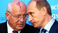 Presiden Rusia Vladimir Putin (kanan), berbicara dengan Mikhail Gorbachev pada awal konferensi pers di Kastil Gottorf di Schleswig, Jerman utara, Selasa (21/12/2004). Presiden Rusia Vladimir Putin menyampaikan belasungkawa terdalam atas meninggalnya mantan pemimpin Uni Soviet Mikhail Gorbachev. (AP Photo/Carsten Rehder)  