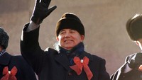 Mikhail Gorbachev melambai dari stan peninjauan parade selama peringatan 70 tahun Revolusi Rusia di Mausoleum Lenin, Lapangan Merah Moskow, Rusia, Sabtu (7/11/1987). Putin sebagai Presiden Rusia, pernah beberapa kali bertemu dengan Gorbachev semasa hidup. Terakhir kalinya adalah ketika Putin menjamu Gorbachev di Novo-Ogaryovo pada Maret 2006, sehari setelah ulang tahun ke-75 mantan pemimpin Soviet itu. (AP Photo/Boris Yurchenko)  