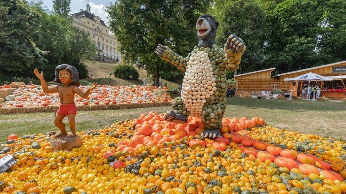 26 August 2022, Baden-Wuerttemberg, Ludwigsburg: Visitors look at the Ludwigsburg pumpkin exhibition in the Blühenden Barock. Under the motto 