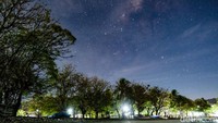 Terlihatnya bintang dikarenakan Wini dan juga sekitar Kecamatan Insana Utara masih minim polusi udara dan cahaya. Dengan mata telanjang sekalipun, Anda bisa melihat milky way di langit.