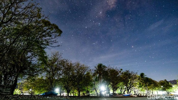 Bentangan galaksi Bimasakti atau milky way terlihat jelas di perbatasan NTT-Timor Leste karena lokasi ini minim polusi. Penasaran seperti apa foto-fotonya?