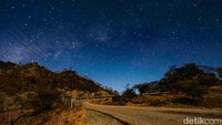 Selain Pantai Wini, salah satu spot terbaik menikmati milky way adalah di Bukit Oesoko. Milky way biasanya mulai terlihat jelas dari pukul 20.00 sampai 03.00 WITA.