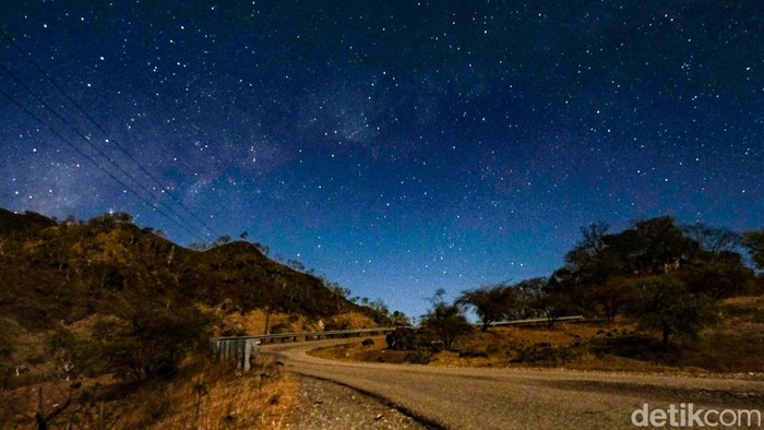 Menikmati Lanskap Milky Way di Perbatasan RI-Timor Leste, Nih Fotonya Bentangan galaksi Bimasakti atau milky way terlihat jelas di perbatasan NTT-Timor Leste karena lokasi ini minim polusi. Penasaran seperti apa foto-fotonya?