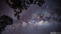 Untuk mendapatkan momen milky way, pastikan bulan tidak berada di fase purnama karena akan membuat langit menjadi terang. Langit yang gelap adalah salah satu syarat milky way terlihat oleh mata telanjang.