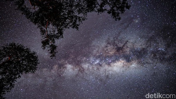 Untuk mendapatkan momen milky way, pastikan bulan tidak berada di fase purnama karena akan membuat langit menjadi terang. Langit yang gelap adalah salah satu syarat milky way terlihat oleh mata telanjang. Untuk mendapatkan momen milky way, pastikan bulan tidak berada di fase purnama karena akan membuat langit menjadi terang. Langit yang gelap adalah salah satu syarat milky way terlihat oleh mata telanjang.