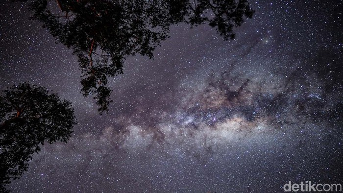 Menikmati Lanskap Milky Way di Perbatasan RI-Timor Leste, Nih Fotonya Bentangan galaksi Bimasakti atau milky way terlihat jelas di perbatasan NTT-Timor Leste karena lokasi ini minim polusi. Penasaran seperti apa foto-fotonya?