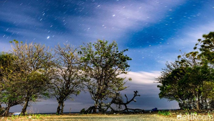 Menikmati Lanskap Milky Way di Perbatasan RI-Timor Leste, Nih Fotonya Bentangan galaksi Bimasakti atau milky way terlihat jelas di perbatasan NTT-Timor Leste karena lokasi ini minim polusi. Penasaran seperti apa foto-fotonya?