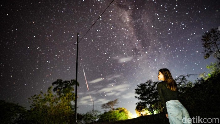 Menikmati Lanskap Milky Way di Perbatasan RI-Timor Leste, Nih Fotonya Bentangan galaksi Bimasakti atau milky way terlihat jelas di perbatasan NTT-Timor Leste karena lokasi ini minim polusi. Penasaran seperti apa foto-fotonya?
