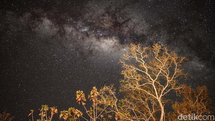 Menikmati Lanskap Milky Way di Perbatasan RI-Timor Leste, Nih Fotonya Bentangan galaksi Bimasakti atau milky way terlihat jelas di perbatasan NTT-Timor Leste karena lokasi ini minim polusi. Penasaran seperti apa foto-fotonya?