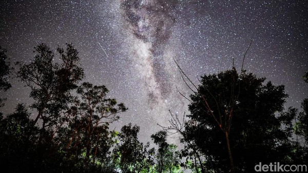 Langit bertabur bintang terlihat dari Pantai Wini, Kecamatan Insana Utara, Kabupaten Timor Tengah Utara, Provinsi Nusa Tenggara Timur (NTT) yang berdekatan dengan perbatasan negara Timor Leste.