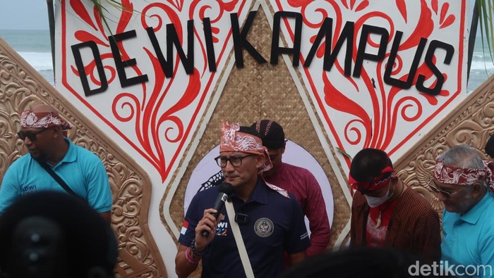 Menparekraf Sandiaga Uno di Pantai Indrayanti, Kapanewon Tepus, Kabupaten Gunungkidul, Rabu (31/8/2022).