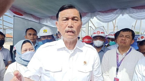 Menteri Koordinator Bidang Kemaritiman dan Investasi Indonesia, Luhut Binsar Pandjaitan ketika ditemui awak media di TPST Kesiman Kertalangu pada Rabu (31/8/2022)