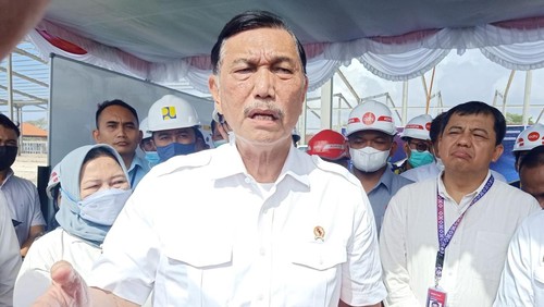 Menteri Koordinator Bidang Kemaritiman dan Investasi Indonesia, Luhut Binsar Pandjaitan saat kunjungan kerjanya ke TPST Kesiman Kertalangu, Denpasar, Bali, Rabu (31/8/2022).