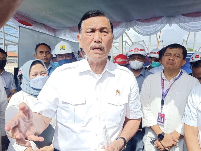 Menteri Koordinator Bidang Kemaritiman dan Investasi Indonesia, Luhut Binsar Pandjaitan saat kunjungan kerjanya ke TPST Kesiman Kertalangu, Denpasar, Bali, Rabu (31/8/2022).
