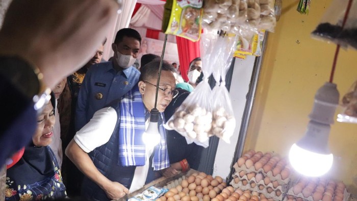Menteri Perdagangan Zulkifli Hasan saat mengunjungi pasar Merdeka di Samarinda.