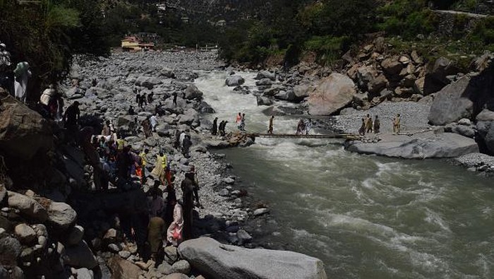 KALAM, PAKISTAN - AUGUST 30: Pakistani people are being evacuated following flash flood in Kalam in northwest Khyber Pakhtunkhwa province Pakistan on August 30, 2022. (Photo by Zubair Abbasi/Anadolu Agency via Getty Images)