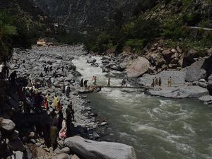 Banjir Bandang Terjang Pakistan, Tiga Turis Tewas dan Belasan Lagi Hilang