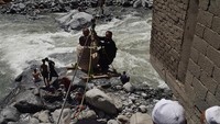 Warga Pakistan dievakuasi dari banjir bandang yang menerjang wilayah Kalam, barat laut provinsi Khyber Pakhtunkhwa, Pakistan, Selasa (30/8/2022) waktu setempat.  