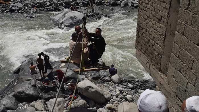 KALAM, PAKISTAN - AUGUST 30: Pakistani people are being evacuated following flash flood in Kalam in northwest Khyber Pakhtunkhwa province Pakistan on August 30, 2022. (Photo by Zubair Abbasi/Anadolu Agency via Getty Images)