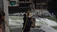 Warga Pakistan dievakuasi dari banjir bandang yang menerjang wilayah Kalam, barat laut provinsi Khyber Pakhtunkhwa, Pakistan, Selasa (30/8/2022) waktu setempat.  