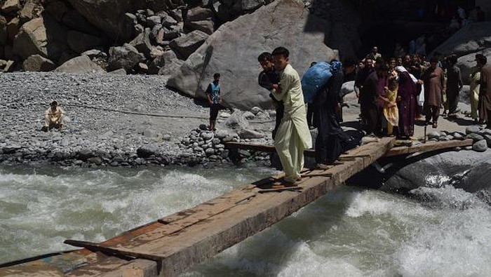 Momen Evakuasi Korban Banjir Bandang di Pakistan KALAM, PAKISTAN - AUGUST 30: Pakistani people are being evacuated following flash flood in Kalam in northwest Khyber Pakhtunkhwa province Pakistan on August 30, 2022. (Photo by Zubair Abbasi/Anadolu Agency via Getty Images)