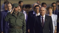 Presiden Kuba Fidel Castro menyambut Kepala Negara Uni Soviet Mikhail Gorbachev selama kunjungan resminya ke Kuba di bandara Havana, Selasa (4/4/1989). (Dirck Halstead/Getty Images)  