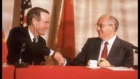 Pertemuan antara Presiden AS George Bush dan Mikhail Gorbachev di Malta, Minggu (3/12/1989). Pertemuan pemimpin dua negara adidaya ini menyatakan berakhirnya Perang Dingin. (Dirck Halstead/Getty Images)  
