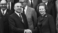 Mikhail Gorbachev berjabat tangan dengan Perdana Menteri Inggris Margaret Thatcher di Checkers, Inggris, Minggu (16/12/1984). (Terry Disney/Getty Images)  