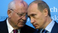 Mikhail Gorbachev berbicara dengan Presiden Vladimir Putin (kanan) di kastil Gottorf di Schleswig, Jerman, Selasa (21/12/2004). (Jochen Luebke/AFP/Getty Images)  
