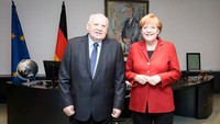 Kanselir Jerman Angela Merkel (kanan) bertemu dengan Mikhail Gorbachev di Berlin, Jerman, Senin (10/11/2014). (Sandra Steins/Getty Images)  